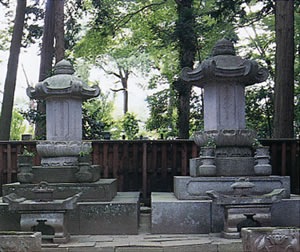 柳沢吉保夫妻の墓　二基